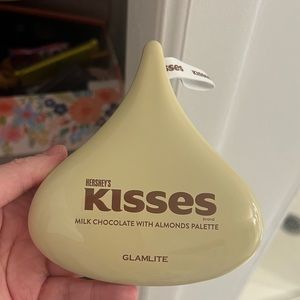 Glamlite hersheys collab - milk chocolate with almonds palette